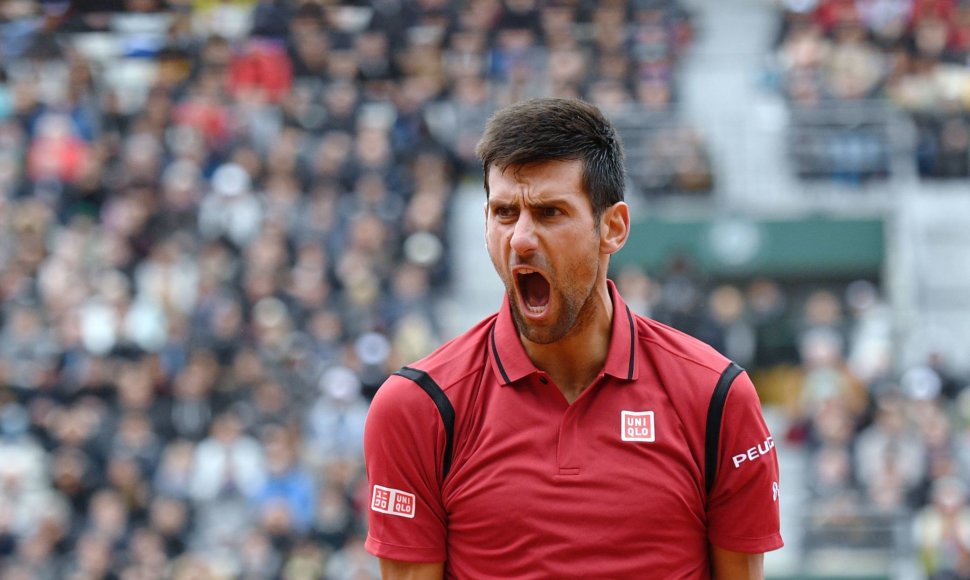 Novakas Džokovičius „Roland Garros“ pusfinalyje iškovojo triuškinančią pergalę