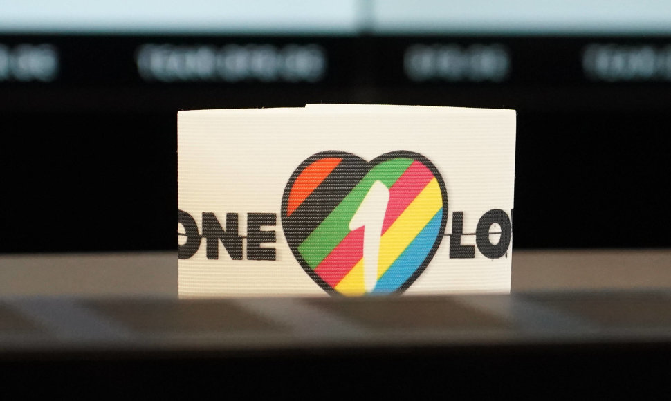 „One Love“ kapitono raištis futbolo rungtynėse