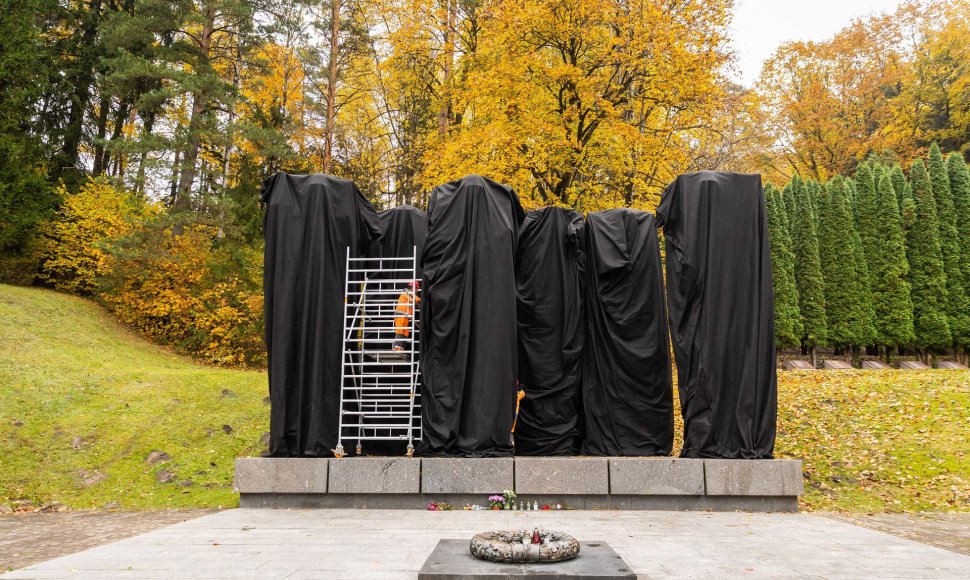 Antakalnio kapinėse uždengiami paminklai sovietų kariams