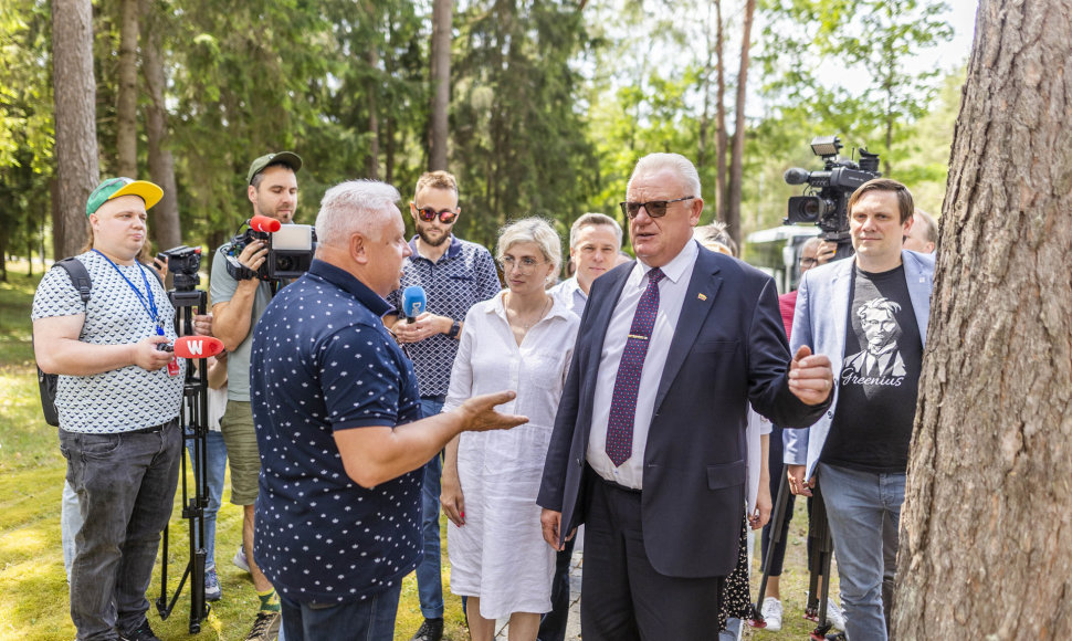 Seimo nariai apsilankė prabangiajame Gulbinų kvartale