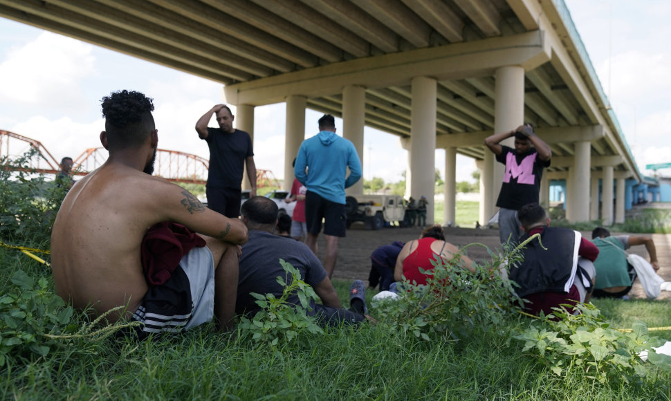 Nelegalūs migrantai Rio Grandės pakrantėje