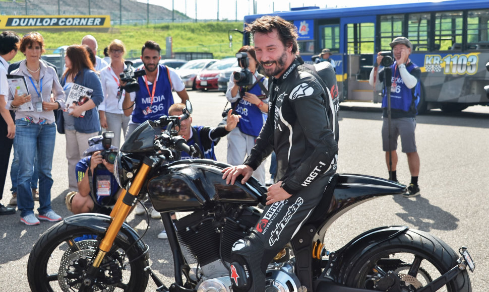 Keanu Reevesas su savo kurtu motociklu KRGT-1