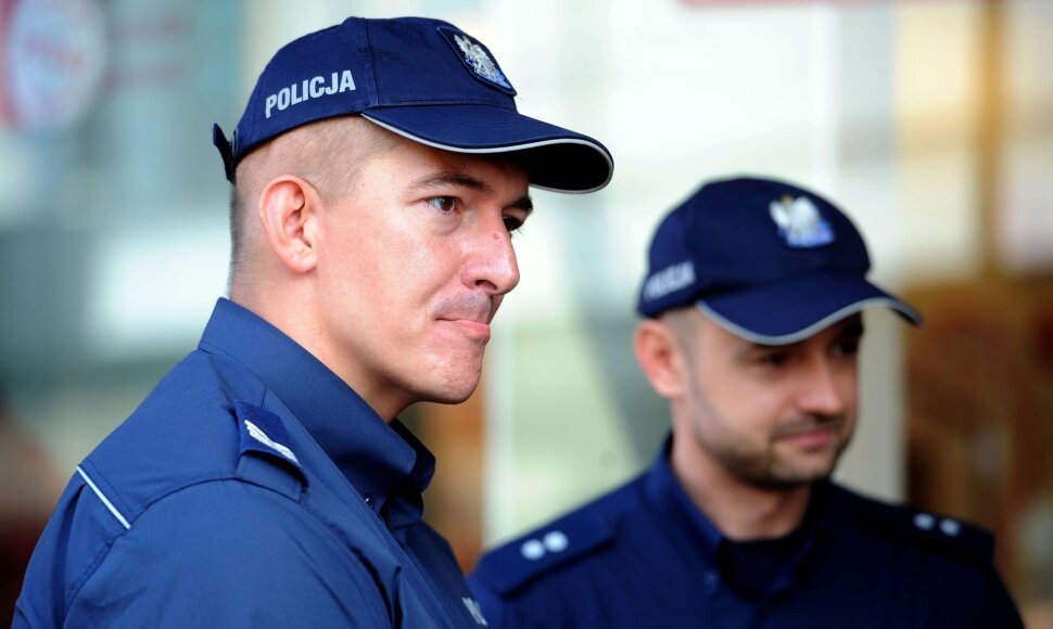 Lenkų policininkai patruliuoja Harlou mieste