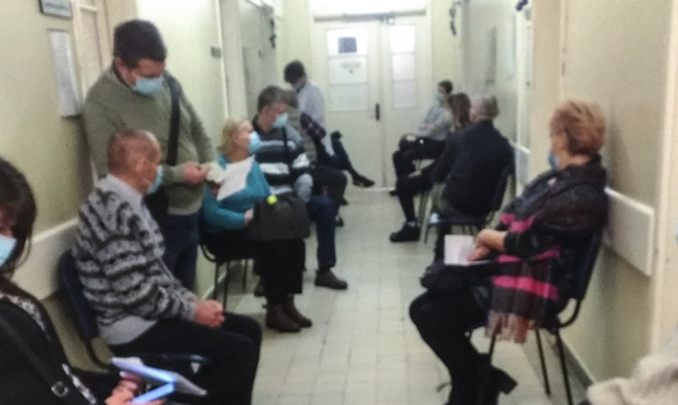 Būrys pacientų siaurame Kauno klinikų poliklinikos koridoriuje