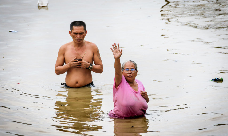 Filipinuose siaučiantis taifūnas Vamco sukėlė didelius potvynius sostinėje Maniloje