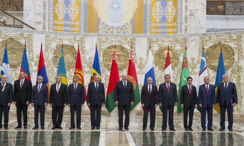 Bendroje nuotraukoje A.Lukašenka atsistojo tarp susipykusių N.Timofti (kairėje) ir V.Putino (dešinėje)