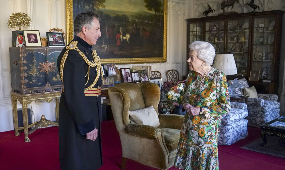 Karalienė Elizabeth II priėmė generolą Nicką Carterį.