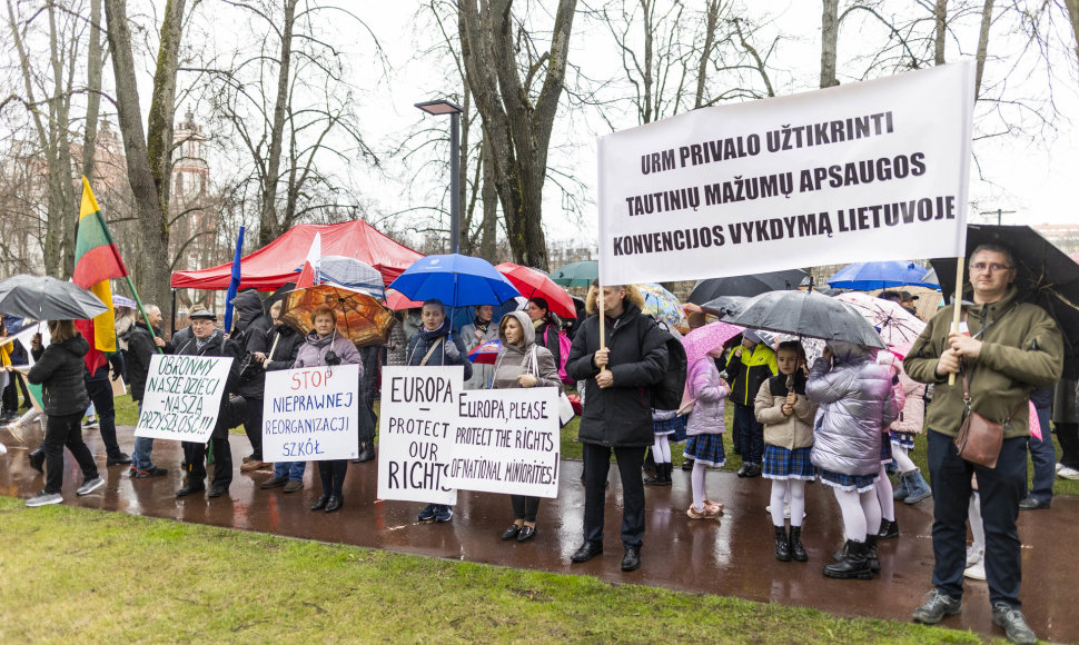 Mitingas „Apginti tautinių mažumų mokyklas Trakų rajone“