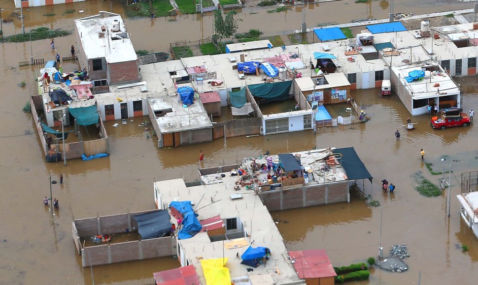 Potvyniai Peru užliejo daug pastatų.