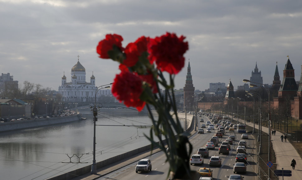 Gėlės Boriso Nemcovo mirties vietoje