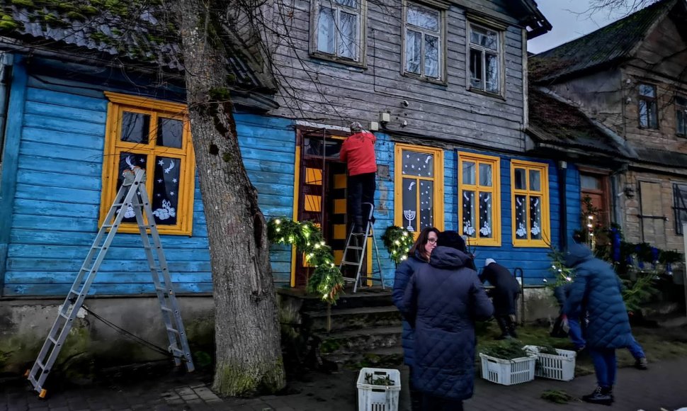 Darbėnų gyventojai iškvietė apleistą pastatą ir taip atkreipė dėmesį į nykstančią medinę architektūroje.