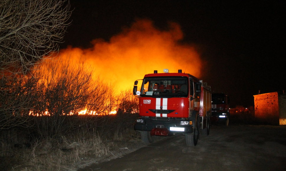 Ugniagesiai kovoja su žolės gaisrais
