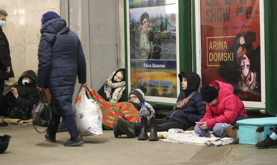 Žmonės slepiasi metro stotyje, Kijeve