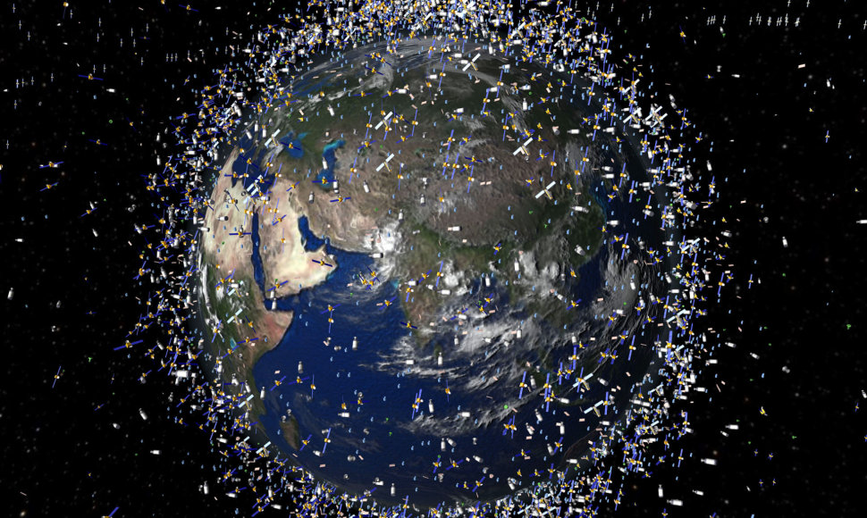 Kompiuteriu sugeneruotas kosminių šiukšlių, esančių Žemės orbitoje, žemėlapis
