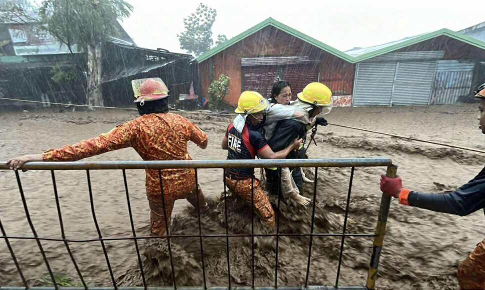 Gelbėjimo operacijos Filipinuose / HANDOUT / AFP