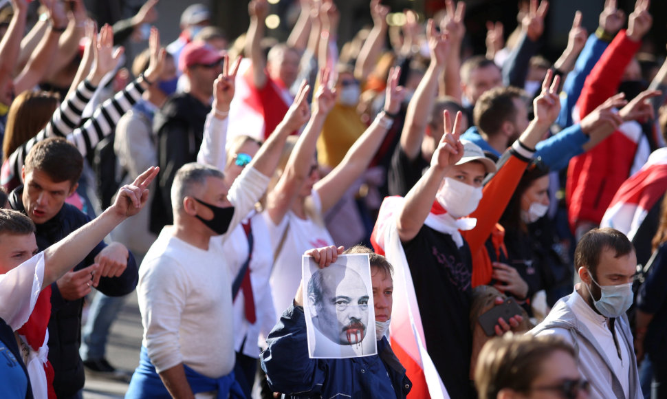 Minsko gatvėse – tūkstančiai protestuotojų