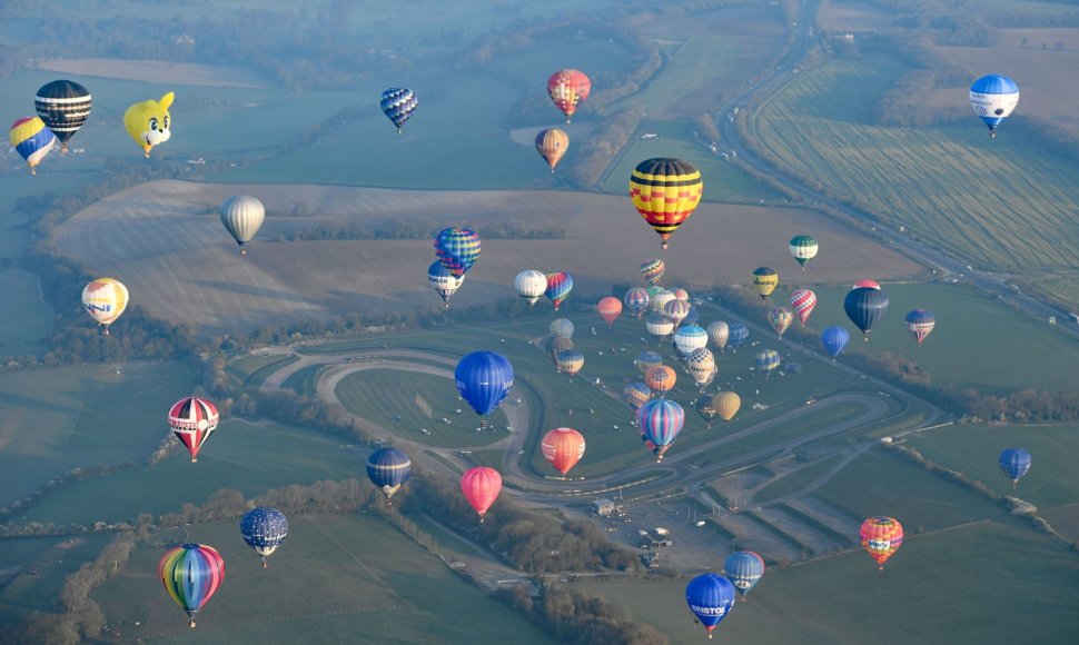 Maždaug šimtas oro balionų siekia rekordo skriedami per Lamanšo sąsiaurį