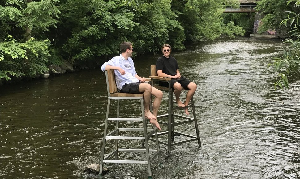 Naujas akcentas Užupyje – dvi aukštos kėdės Vilnelės upės srovėje