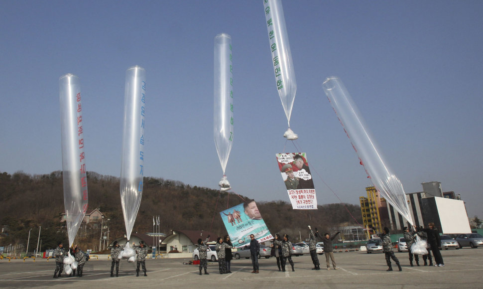 Pietų Korėjos aktyvistai per sieną į Šiaurės Korėją siųs balionus