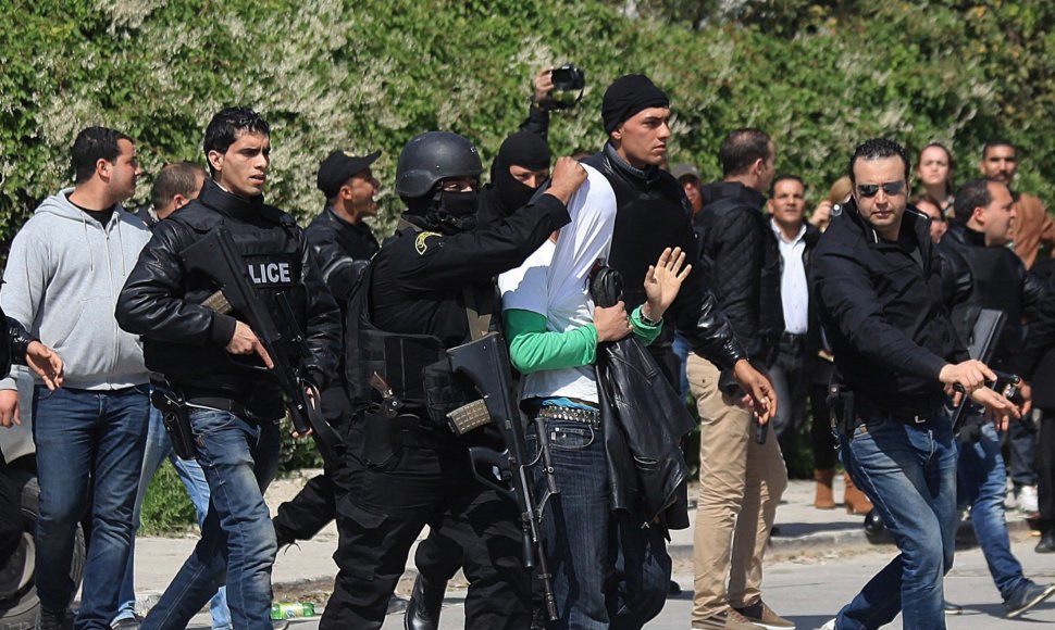 Tuniso policija veda sulaikytą vyrą