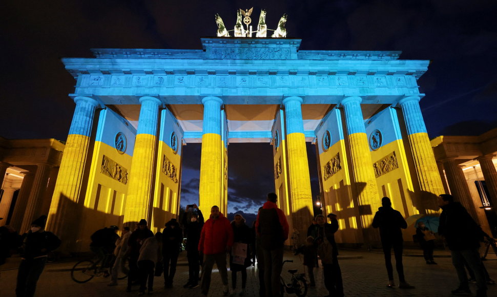 Ukrainos vėliavos spalvomis apšviesti Brandenburgo vartai Berlyne