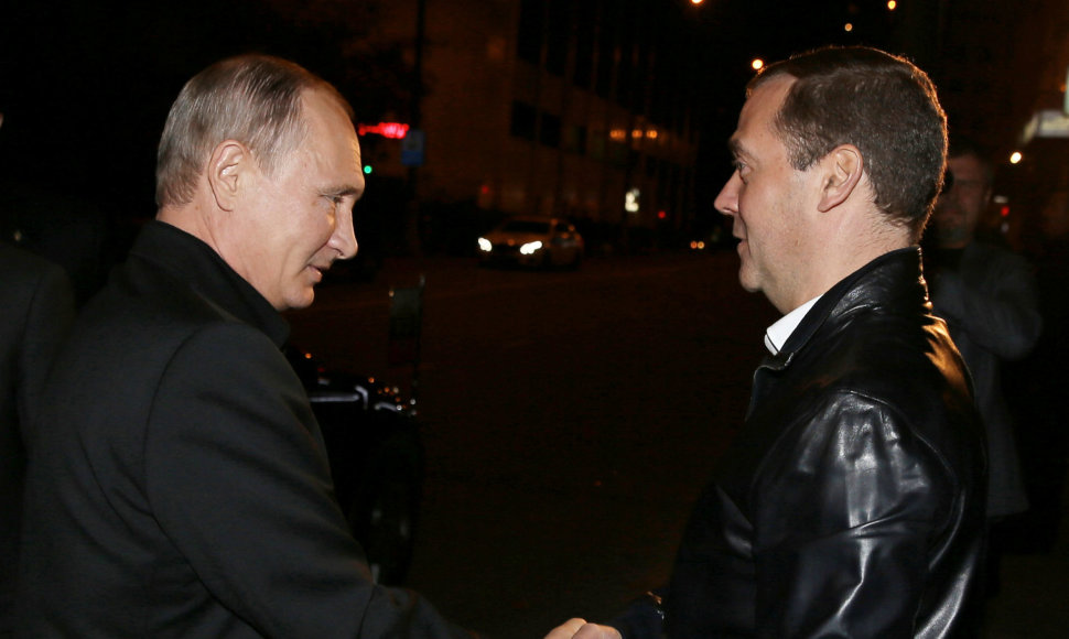 Vladimiras Putinas sveikinasi Dmitrijumi Medvedevu rinkimų naktį