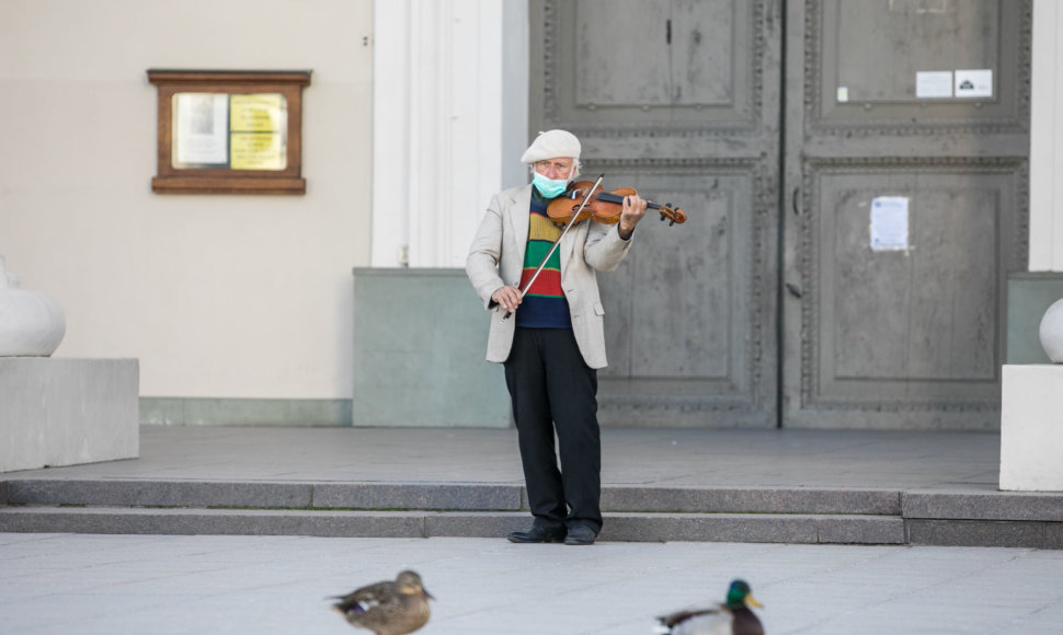 Vilniaus Katedros aikštėje „Karantininės“ Velykų ryto mišios už uždarų durų