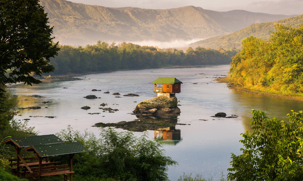 Namelis Drinos upėje, Serbijoje