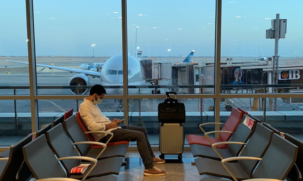 Vyras laukia skrydžio „Qatar Airways“