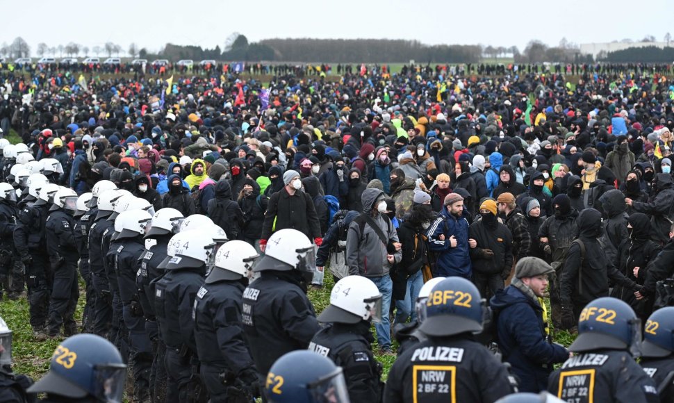 Policija ir protestuotojai Liucerato kaime