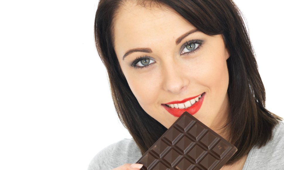 Moteris valgo juodąjį šokoladą
