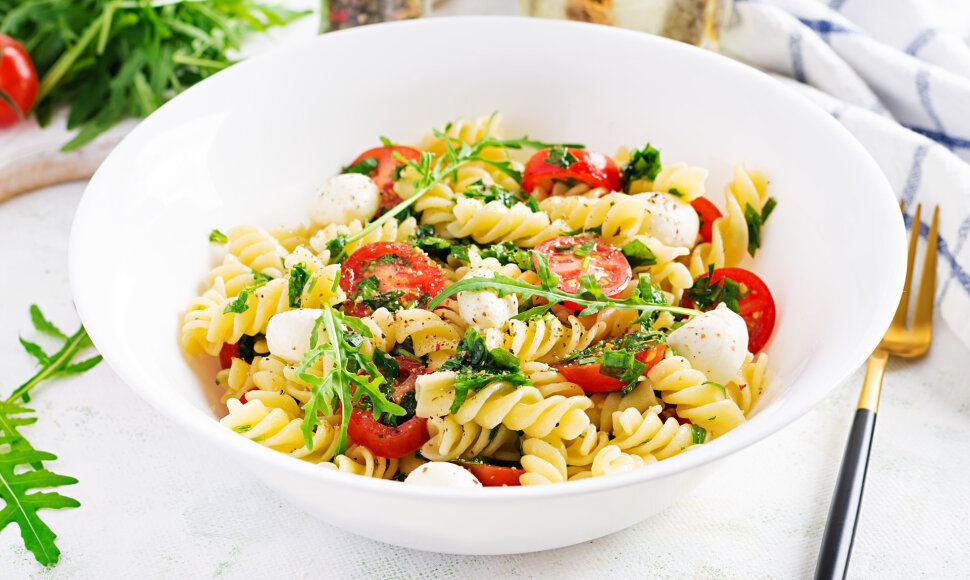 &bdquo;Caprese&ldquo; makaronų salotos