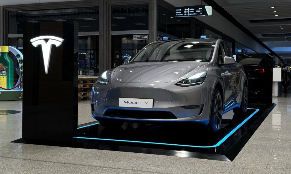 „Tesla“ parduotuvė Vilniuje, „Akropolyje“