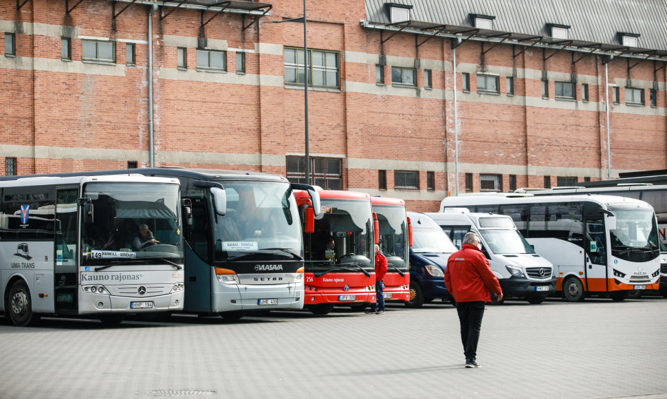 Pareigūnai stotyse tikrino keliautojų dokumentus