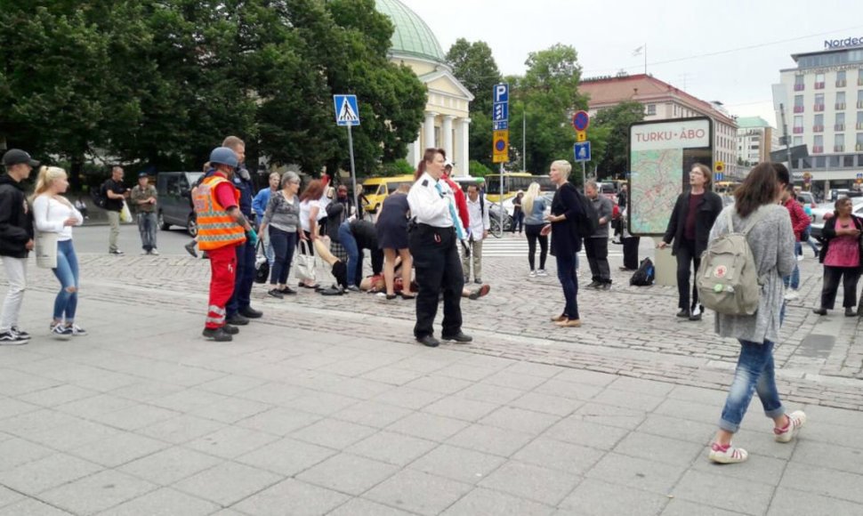 Suomijos mieste Turku per numanomą išpuolį sužeisti keli žmonės