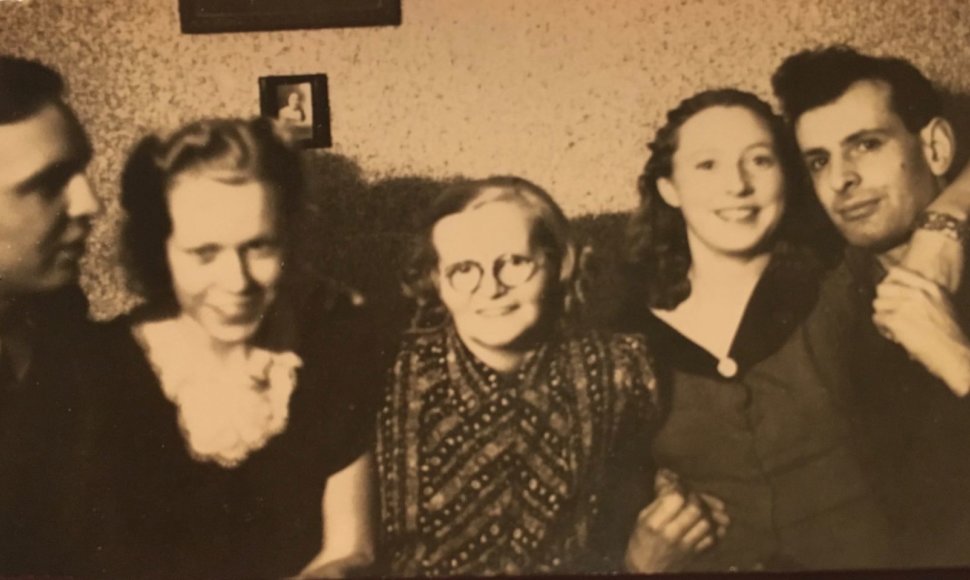 Vladimiras Knopf-Mileris, Fjola Steinsdóttir Mileris,  Una Hjartardóttir,  Svava Ágústsdóttir ir Teodoras Bieliackinas, 1943, Reikjavikas. 