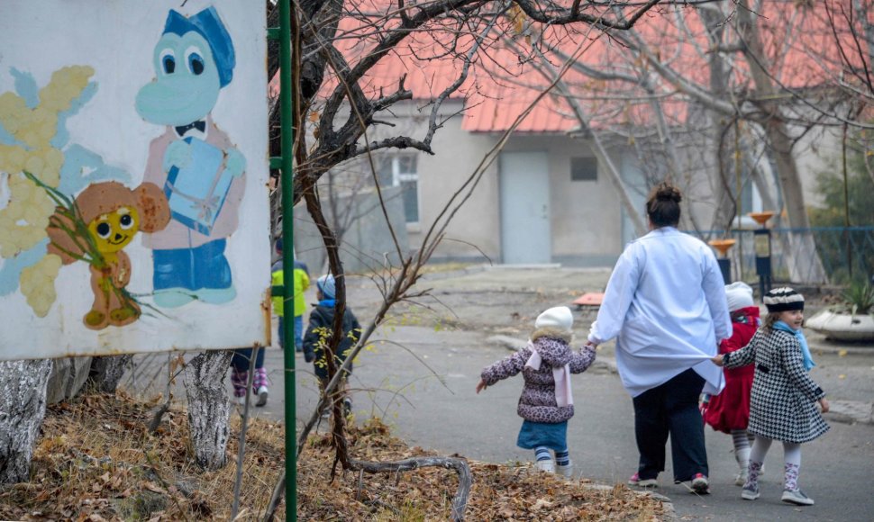 Auklėtojos ir vaikų pasivaikščiojimas, Mankan Tun vaikų namai Jerevane