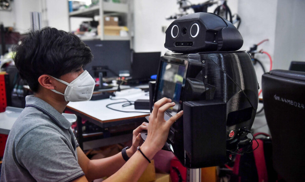 Kinijos inžinieriai sukūrė robotą, skirtą koronavirusu sergančių pacientų stebėjimui