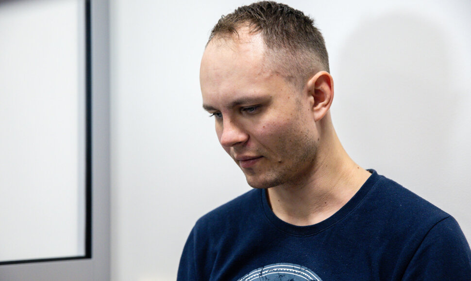 Benas Mikutavičius atvežtas į teismą