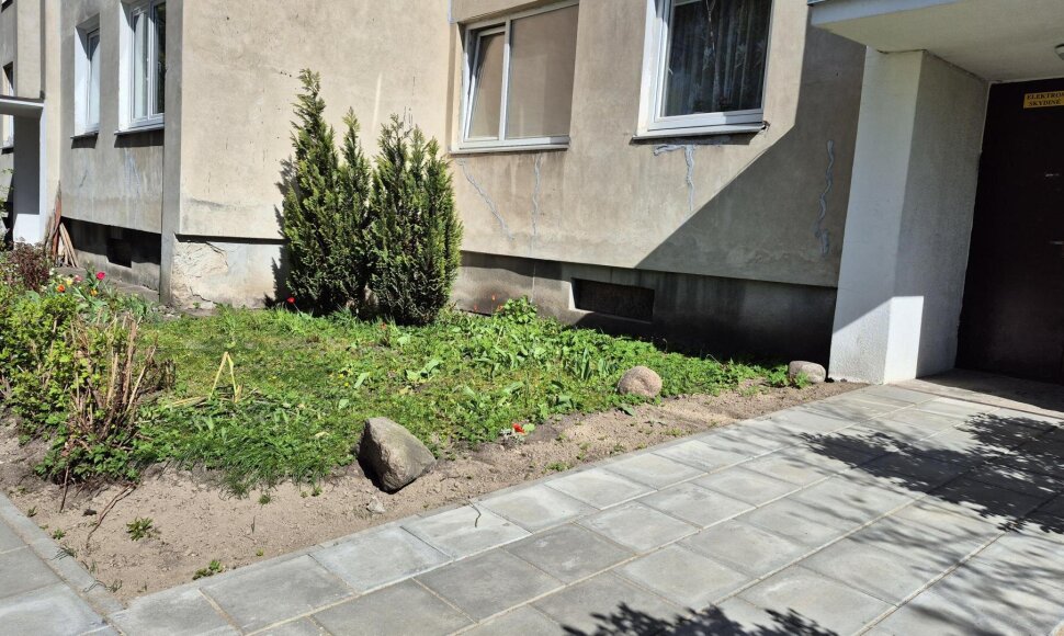 Vieta šalia Žemaitės g. 11 namo, kur anksčiau stovėjo suoliukas