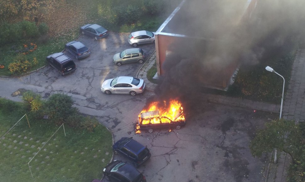 Vilniuje degė automobilis
