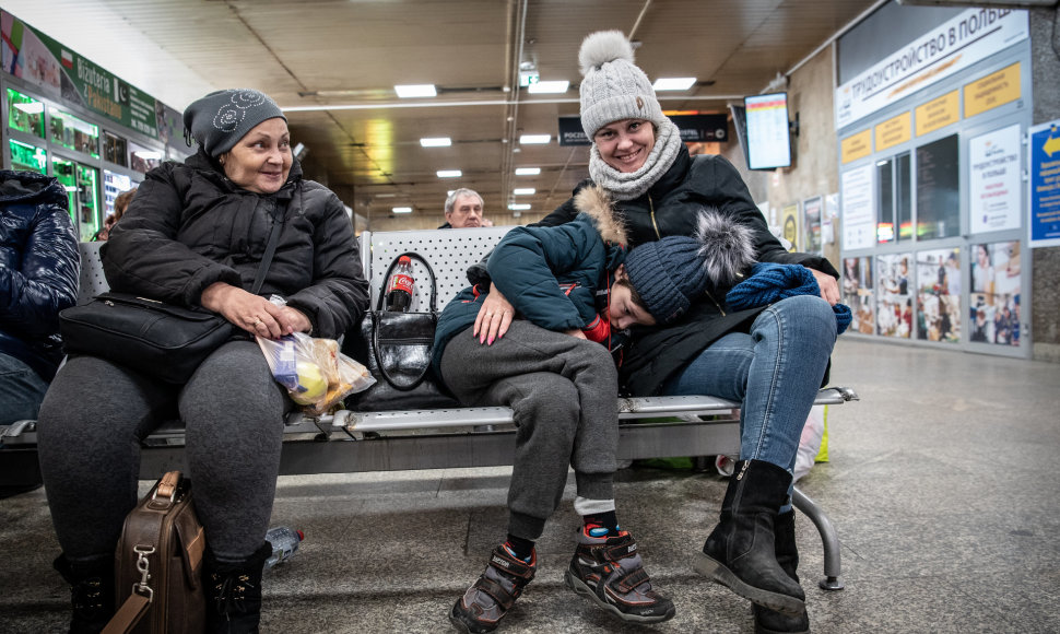 Varšuvos centrinėje autobusų ir traukinių stotyje pabėgėliai laukia transporto į kitus Lenkijos bei Europos mietus 