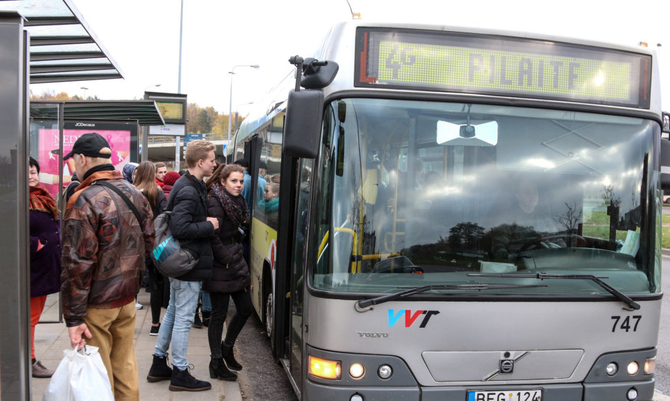 Vilniaus Sietyno stotelėje laukiantys žmonės