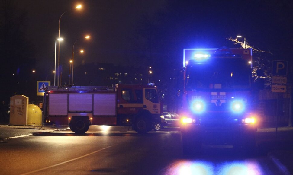 Vilniaus &bdquo;Lukoil&ldquo; degalinėje &ndash; specialiųjų tarnybų apgultis.