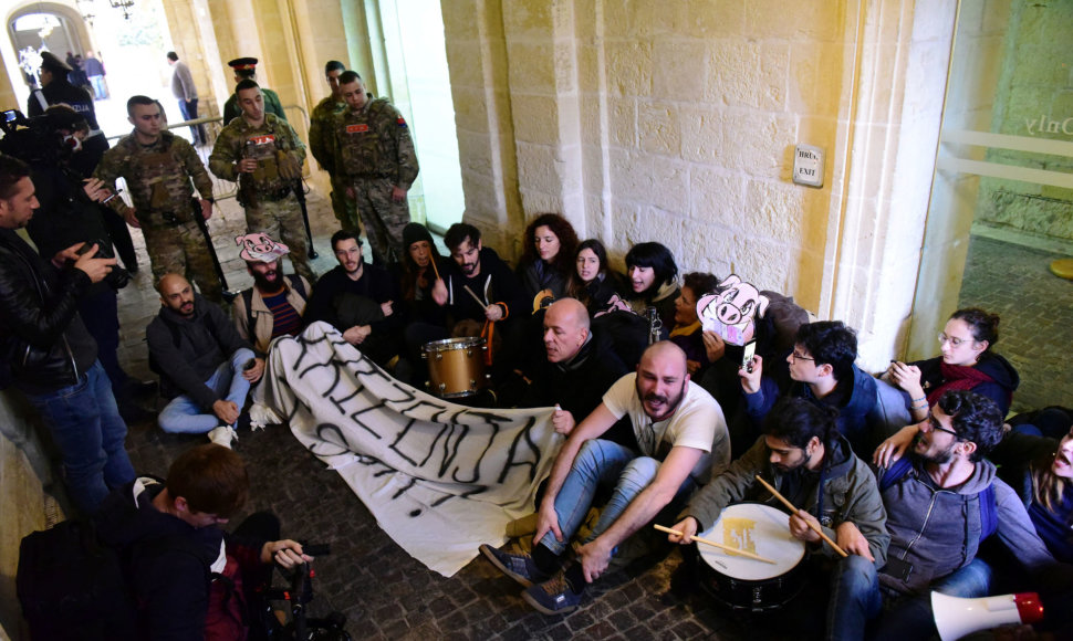 Protestuotojai Maltos parlamente