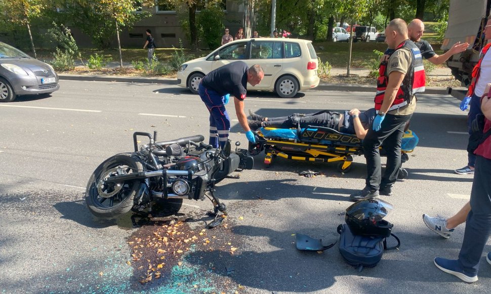 Vilniuje per avariją sužeistas motociklininkas