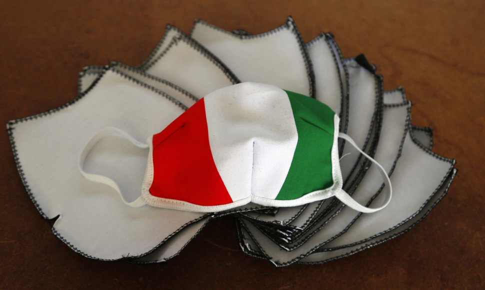 Kaukė su Italijos vėliava