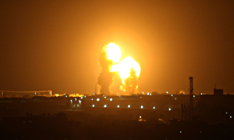 Po naujų raketų smūgių iš Gazos Izraelis atakavo „Hamas“ objektus
