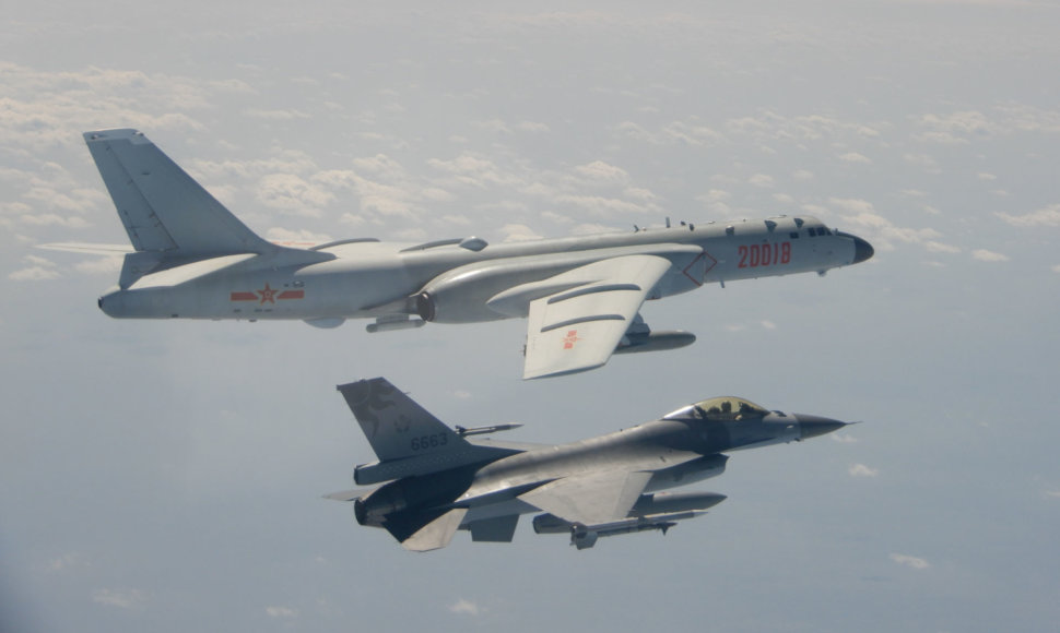 Kinijos bombonešis H-6 ir Taivano naikintuvas F-16