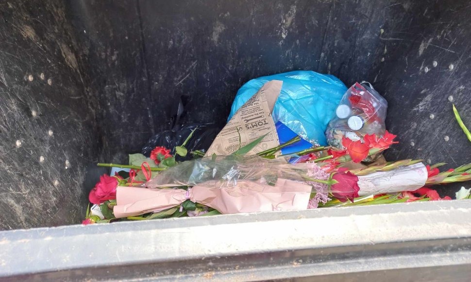 Gėlės konteineryje Panevėžyje